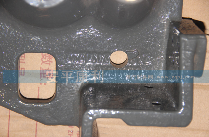 AZ1682430232,AZ1682430232-駕駛室翻轉(zhuǎn)支架-右--HOWO,山東康潤機(jī)械制造有限公司