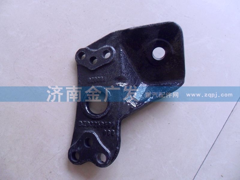 DZ93259599998,發(fā)動機前支架（右） 德龍,濟南金廣發(fā)商貿(mào)有限公司