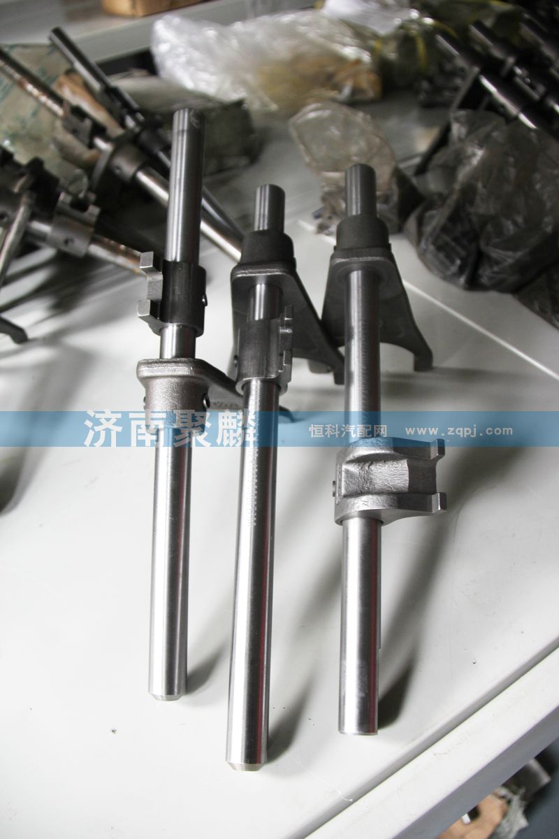 AZ2203220103,重汽變速箱三、四檔撥叉軸總成,濟南聚麟汽車銷售服務(wù)有限公司