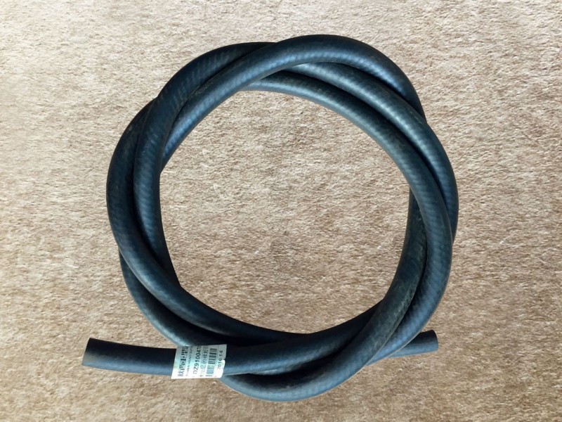 DZ9100470141,帶纖維加層的橡膠軟管Rubber hose with fiber coating,濟(jì)南向前汽車(chē)配件有限公司