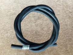 DZ9100470141,帶纖維加層的橡膠軟管Rubber hose with fiber coating,濟(jì)南向前汽車(chē)配件有限公司