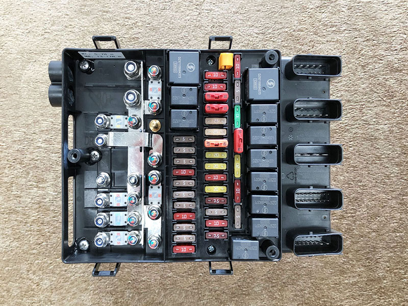 DZ93189712170,底盤中央電器盒，Chassis central electrical box,濟(jì)南向前汽車配件有限公司