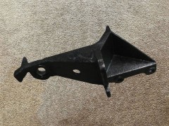 DZ1640430010,前懸置左支座，F(xiàn)ront mount left support F2000,濟南向前汽車配件有限公司