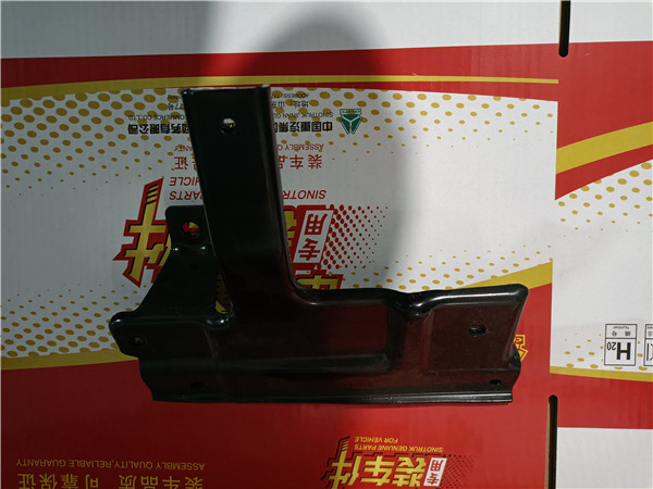 WG1664119033重汽豪沃TH7左面罩合頁