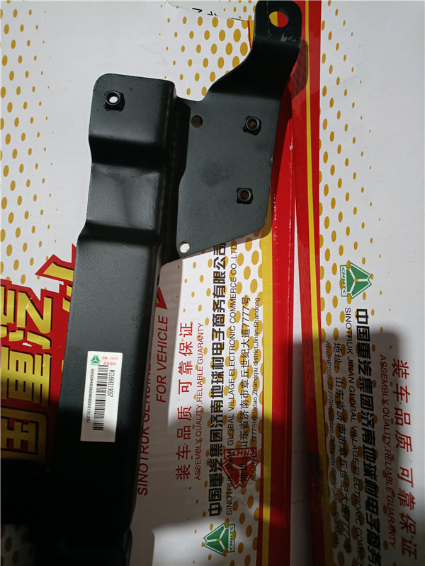 WG1664119057重汽豪沃TH7左側(cè)裝飾板連接支架總成